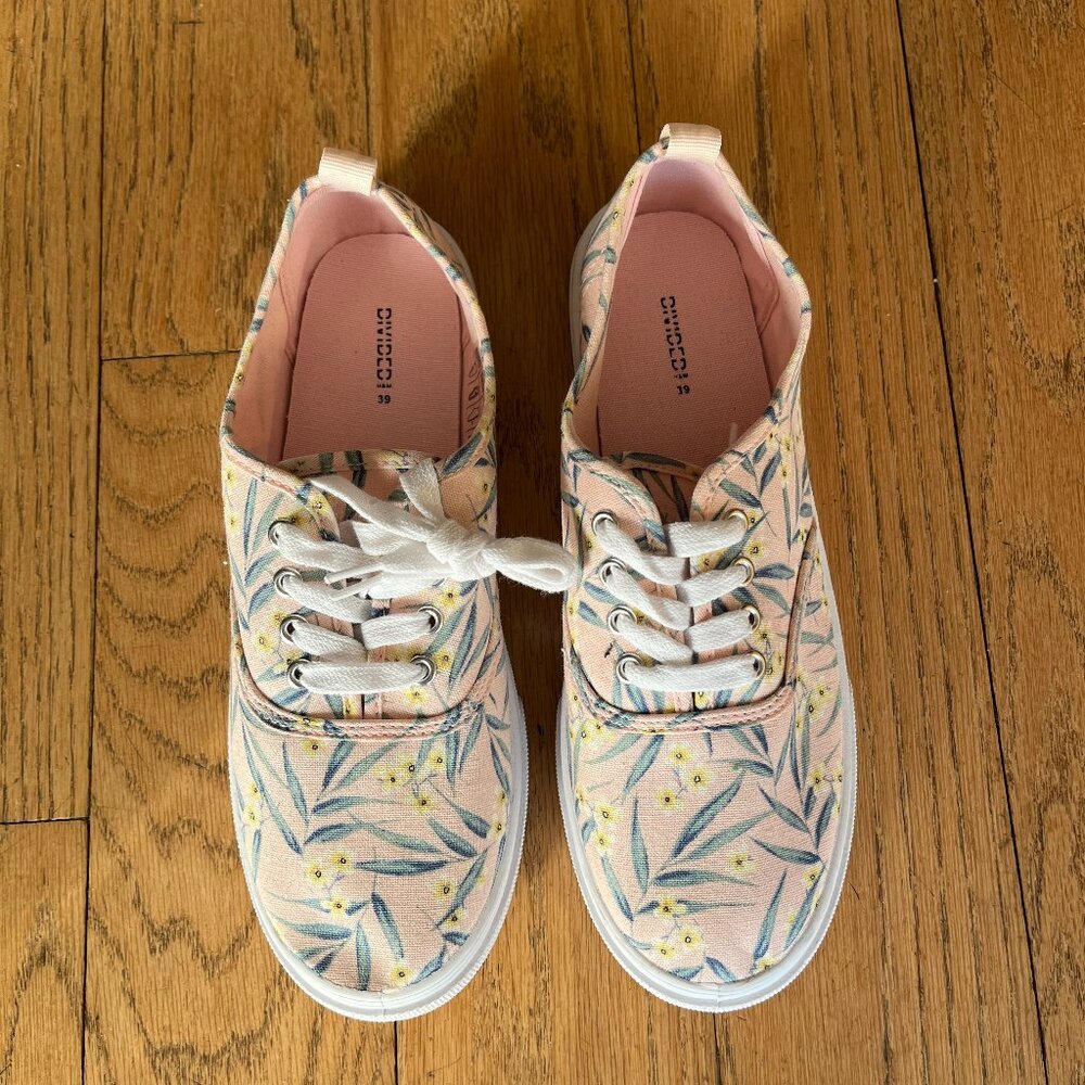 H&M Tropical Floral Canvas Sneakers Size 39 NWT